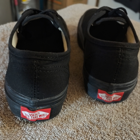 Kids Vans sz 2 Triple Black in Excellent Condition - Picture 4 of 5